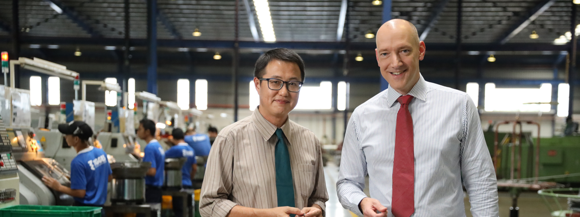 Herr Leong Moon Seng & Herr Joerg Tigges in der Produktionshalle