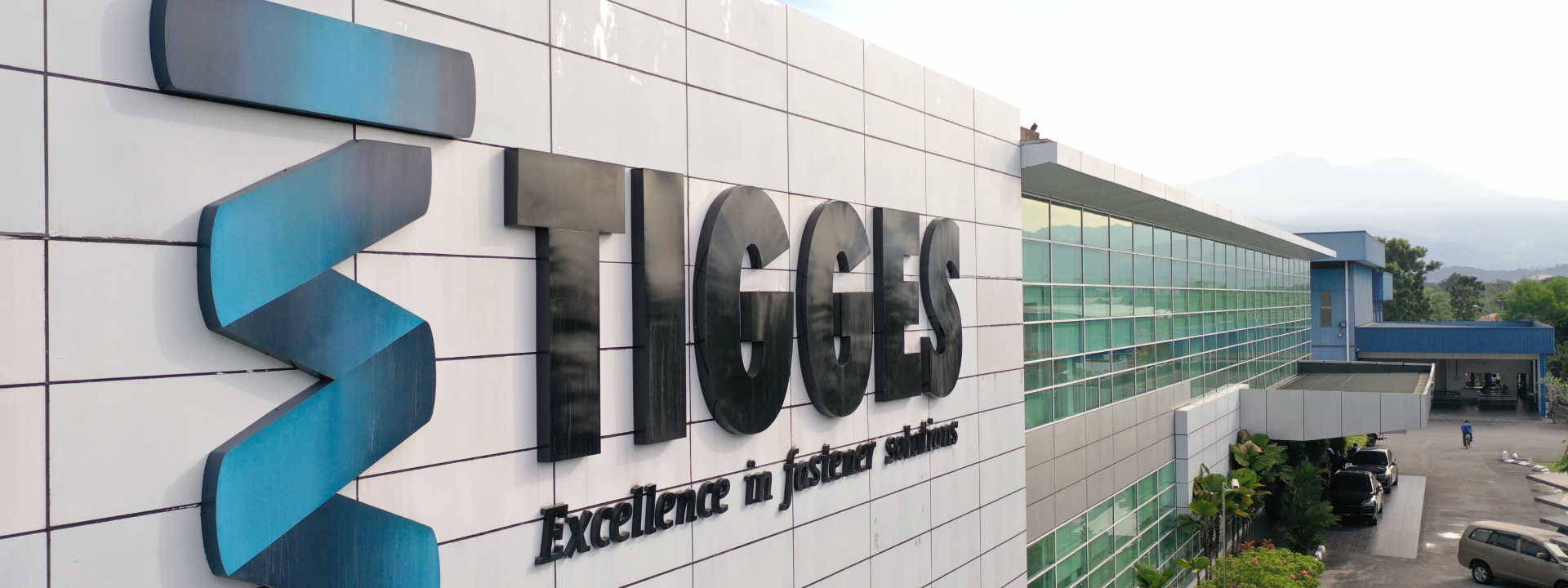 Tigges Logo auf dem Firmengebäude seitlich fotografiert