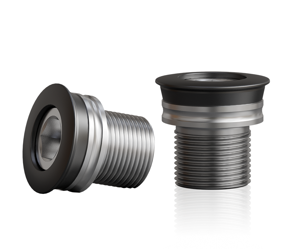 Zwei metallische Fließpressteile mit Gewinde und Flansch, eines liegend und eines stehend dargestellt, mit dunkler Beschichtung am Kopf, freigestellt auf transparentem Hintergrund.