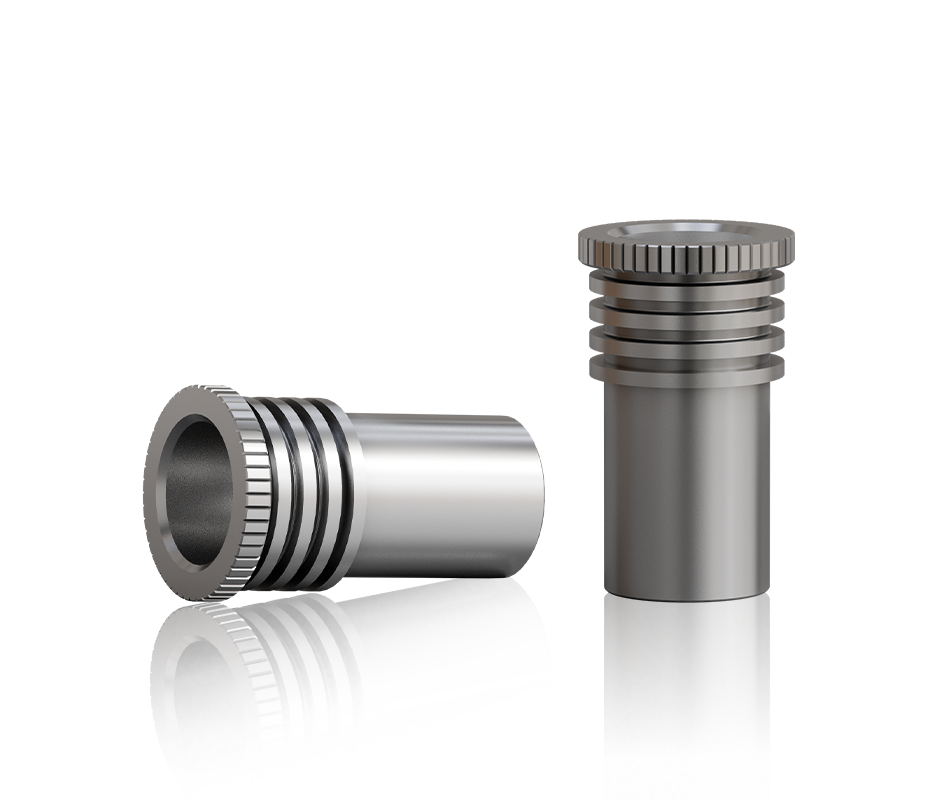 Zwei silberne, zylindrische Metalleinsätze mit Rändelrand und umlaufenden Rillen, einer stehend und einer liegend, freigestellt auf transparentem Hintergrund.